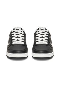 Must have musta madala kontsaga spordijalatsid valgete nööpidega, valge tald ja logo keele peal, kuvatud eesvaates valgel taustal.