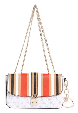 Witte handtas met verticale strepen in rood, beige en zwart, een gouden sluiting, een kettingriem en een gouden Guess-sleutelhanger aan de rechterkant bevestigd.