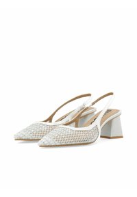 Sandale albe cu toc tip slingback, cu vârf ascuțit, parte superioară din plasă cu un model de plasă pentru pe�ște și toc bloc cu o finisare netedă de culoare gri deschis.