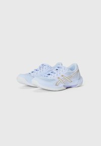 Lichtblauwe sportschoenen met een bovenwerk van mesh, gouden accenten en een gevoerde zool. Beschikt over een vetersluiting en textuurpatronen aan de zijkanten.
