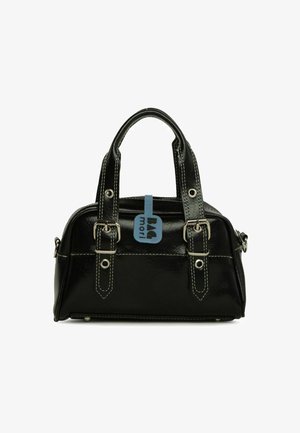 Borsa nera in pelle con doppi manici, cuciture bianche, fibbie d'argento e una targhetta blu con la scritta "BAG mori" sulla parte anteriore.