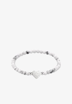 Armband aus weiß-grau marmorierten Perlen mit zentralem, geometrischem Herzanhänger aus Silber und zwei kleinen, runden Silberperlen.