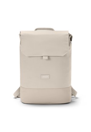 Beige rektangulær rygsæk med topklaplukning, bærehåndtag, justerbare skulderstropper og "Larkson Hamburg" mærkat på fronten.