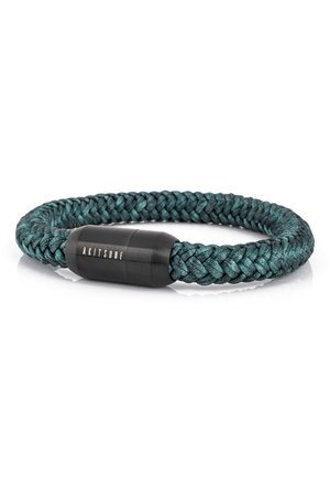 Pulsera trenzada de color teal hecha de tela con un cierre de metal negro liso que presenta texto grabado. El diseño es circular y flexible.