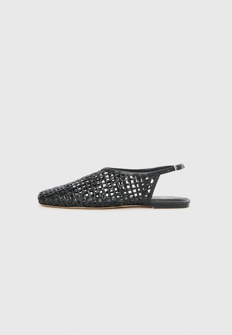 Czółenka typu slingback w kolorze czarnym, wykonane z plecionki z otwartym wzorem, na płaskiej podeszwie oraz z minimalistycznym paskiem. Wykonane z materiałów syntetycznych, charakteryzujące się gładką teksturą.