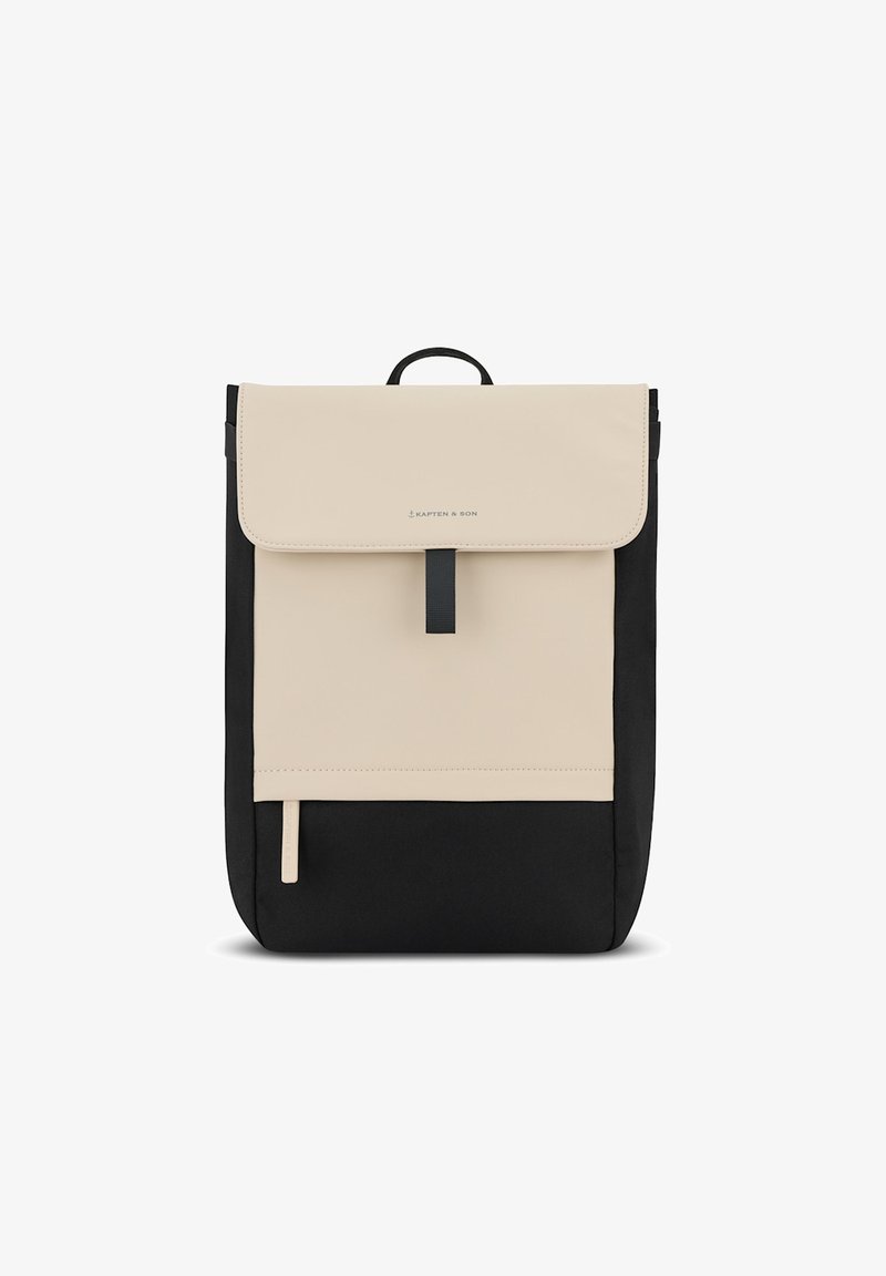 Černý a béžový batoh s hladkým, matným povrchem. Má skládací klopu, centrální uzávěr na popruh a postranní zipovou kapsu.