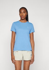 Lyseblå T-shirt med korte ærmer lavet af blødt stof. Har et lille hvidt logo på brystet og en simpel, afslappet pasform.
