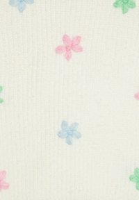 Balts audums ar ribotu faktūru, rotāts ar nelielām izšūtām ziediņām rozā, zilā un zaļā krāsā, vienmērīgi izvietotām pa visu virsmu.