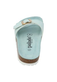 Lichtblauwe schuif sandaal met een kurken voetbed, verstelbare band met een gouden gesp en een witte rubberen buitenzool. Merklogo zichtbaar.