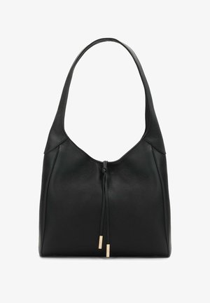 Melna ādas plecu soma ar vienu siksnu un aizvēršanu ar auklu, kuras gali izrotāti ar zelta toņa metāla detaļām.