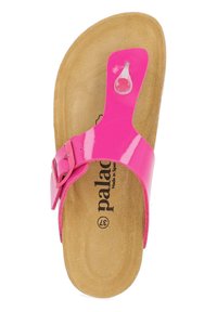 Ljusrosa flip-flop sandal med en blank rem, justerbar spänne och en vadderad, strukturerad beige fotbädd med prägling av varumärket.
