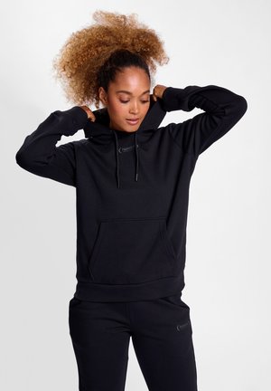 Schwarzer Kapuzenpullover aus weichem Stoff, mit einer Fronttasche, Kordeln und gerippten Bündchen. Einfaches, unauffälliges Design.