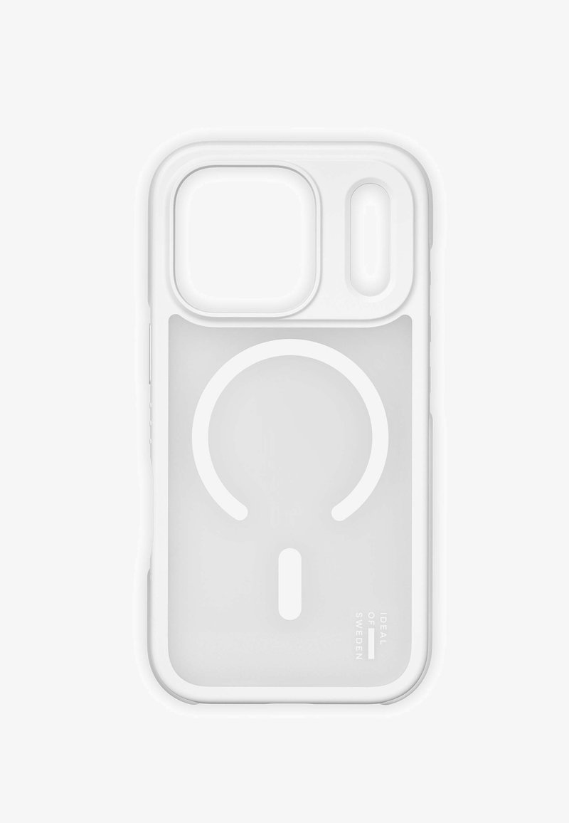 Funda para smartphone transparente blanca con bordes elevados, recortes para cámara y botones, anillo MagSafe y marca "Ideal of Sweden".