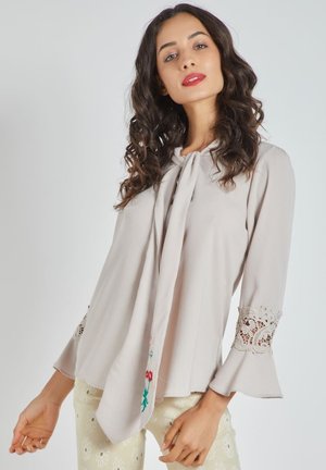 CON LAZO EL CUELLO - Blusa - beige