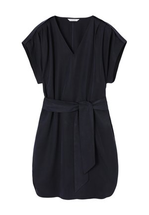 Marineblauwe jurk met een V-hals, korte mouwen en een strikceintuur. Gemaakt van een gladde stof met een iets losse pasvorm en zijsplitten.