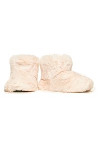 Zapatillas de casa rosa difusas con una textura suave, que cuentan con un diseño con puños y dedos redondeados para brindar calidez y comodidad.