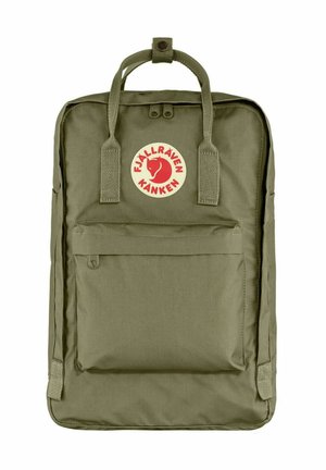 Zaino Fjällräven Kånken verde oliva con tasca frontale con cerniera, manici superiori e toppa con logo rosso raffigurante la silhouette di una volpe.