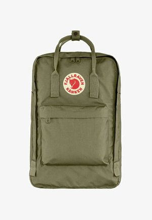 Zaino Fjällräven Kånken verde oliva con tasca frontale con cerniera, manici superiori e toppa con logo rosso raffigurante la silhouette di una volpe.