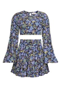 Completo floreale a due pezzi composto da un top corto con maniche a campana lunghe e una gonna arricciata coordinata. I colori includono blu, verde e viola.