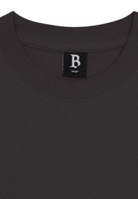 Donkergrijze t-shirt met een ronde hals, voorzien van een ribgebreide kraag en een zwart label met een witte "B" en de tekst "large".