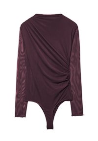 Dlouhý rukáv body v tmavě švestkové barvě, s drapérií a hladkým povrchem, vysokým střihem nohavic, což podtrhuje štíhlou siluetu.