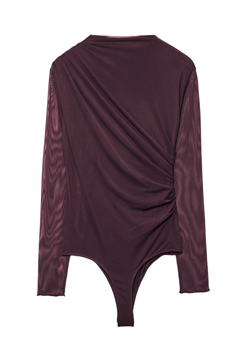 Dlouhý rukáv body v tmavě švestkové barvě, s drapérií a hladkým povrchem, vysokým střihem nohavic, což podtrhuje štíhlou siluetu.