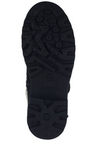 Semelle en caoutchouc noir avec motifs de texture antidérapants, perforations circulaires et accents surélevés. Marque GEOX et marque de brevet visibles.