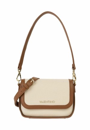 Petit sac à main rectangulaire en tissu beige avec garniture en cuir marron, bandoulière réglable et logo Valentino doré sur le rabat avant.