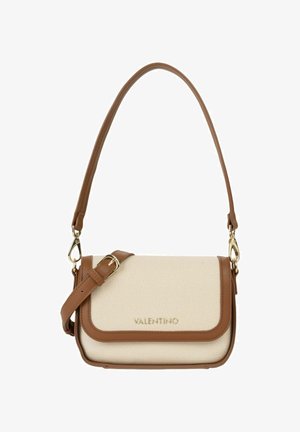 Petit sac à main rectangulaire en tissu beige avec garniture en cuir marron, bandoulière réglable et logo Valentino doré sur le rabat avant.