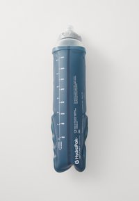 Hydrapak mjuk flaska, blå flexibel material, smal design, mätmarkeringar på ena sidan, vinklad botten och en skruvkork med ett draglock.