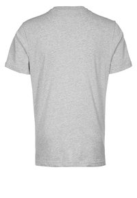 Camiseta gris de manga corta hecha de una mezcla de algodón. Diseño simple y clásico con un cuello redondo y una textura suave y lisa. Sin gráficos ni adornos.