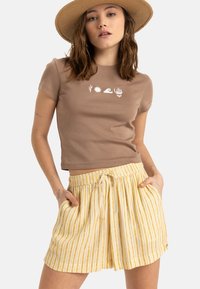 Tricou scurt maro cu desene grafice albe; șorturi plisate cu dungi galbene, dotate cu buzunare și cordon de ajustare la talie.
