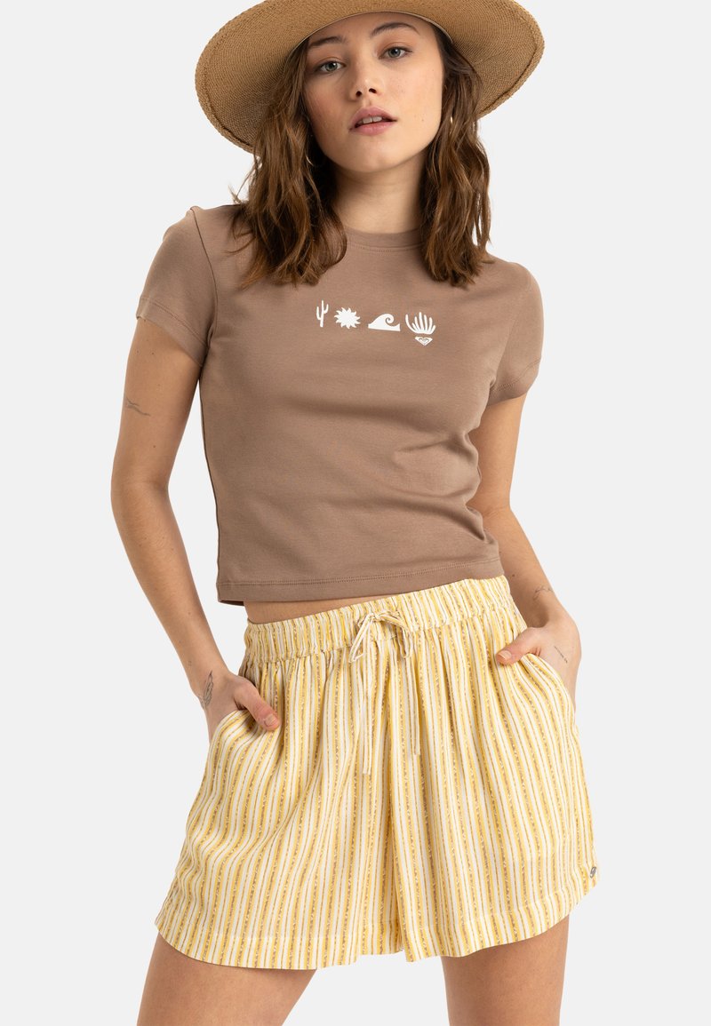 Tricou scurt maro cu desene grafice albe; șorturi plisate cu dungi galbene, dotate cu buzunare și cordon de ajustare la talie.