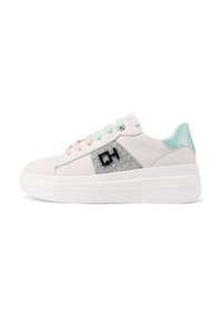 Sneaker bianca con suola spessa, accentuata da glitter argento, logo nero e lacci rosa pastello e blu. Dettaglio del tallone testurizzato in menta.