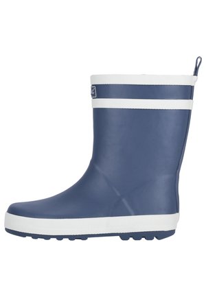 Bottes de pluie en caoutchouc bleues avec des rayures blanches en haut, dotées d'une semelle texturée. Portées avec un pantalon imperméable noir, mettant en avant un design pratique.