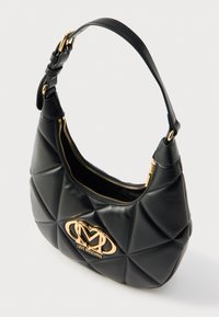 Μαύρη τσάντα ώμου από επεξεργασμένο δέρμα με ραμμένες λεπτομέρειες και γυαλιστερό φινίρισμα, με λογότυπο από μεταλλικά χρυσά στοιχεία και δύο διαμερίσματα με φερμουάρ.