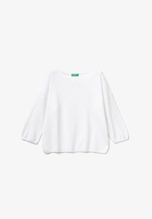 Valkoinen kolmivartinen neulepusero, jossa leveä pääntie, väljä istuvuus ja teksturoitu neulekuvio. Varustettu vihreällä merkkilipukkeella.