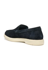 Scarpe slip-on in suede blu navy con suola bassa in gomma beige. Presentano un design cucito e una texture liscia. Nessun marchio visibile sul tallone.