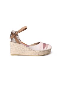 Espadrille con zeppa, suola in juta intrecciata, parte superiore in tessuto rosa chiaro e beige, con dettagli ritagliati e una cinturino alla caviglia regolabile in pelle marrone chiaro.