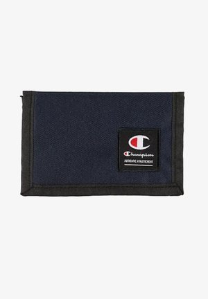 Portafoglio in tessuto blu navy con bordo nero e etichetta nera con il logo Champion e testo "Authentic Athleticwear".
