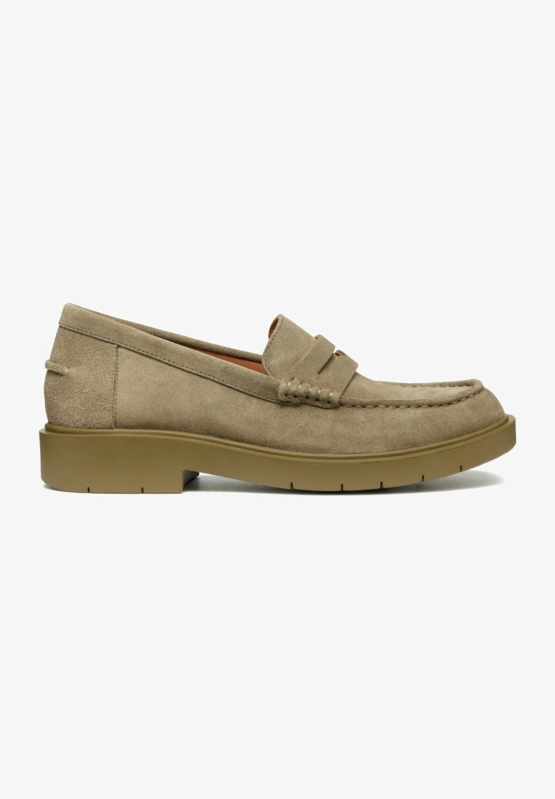 Mocassin en daim beige avec bout moc cousu, semelle en caoutchouc basse et détail de bride sur le dessus, vu du côté extérieur.