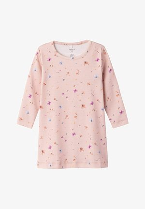 Robe long à manches longues de couleur rose clair, fabriquée dans un tissu doux, avec un motif floral en violet, bleu et orange. Encolure arrondie et ourlet droit.