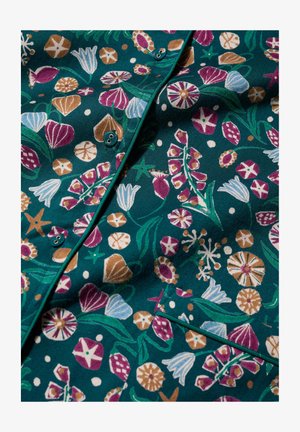 Bomuldsstof i mørk teal med et blomstermønster i pink, blå og gyldne nuancer, accentueret med knapper og en lomme detalje.