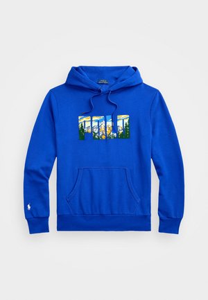 Sininen hupullinen huppari, jossa etutasku ja "POLO"-teksti täytetty vuori- ja metsämaisema-kuvalla.
