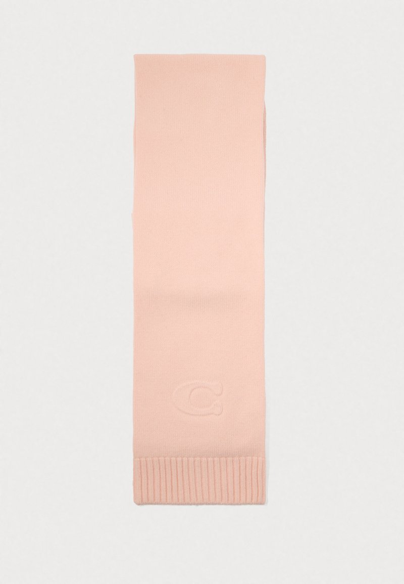 Écharpe en tricot rose clair avec des extrémités côtelées, arborant une lettre "C" en relief d'un côté. Texture lisse et forme rectangulaire.