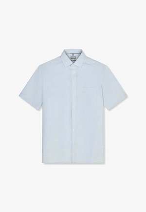 Hellblaues kurzärmeliges Hemd mit dezentem Karomuster und einer Brusttasche, auf einem weißen Hintergrund flach ausgelegt.