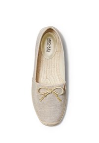 Beige linnen instapschoen met een ronde neus, een decoratieve gouden strik en een gevoerde binnenzool. Heeft gestikte details rondom de zool.