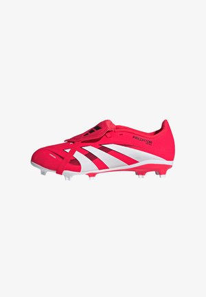 Rosa Fußballschuh mit einer synthetischen Oberseite, ausgestattet mit weißen Streifen und einem sicheren Schnürsystem. Die Sohle verfügt über mehrere weiße Stollen für Traktion.