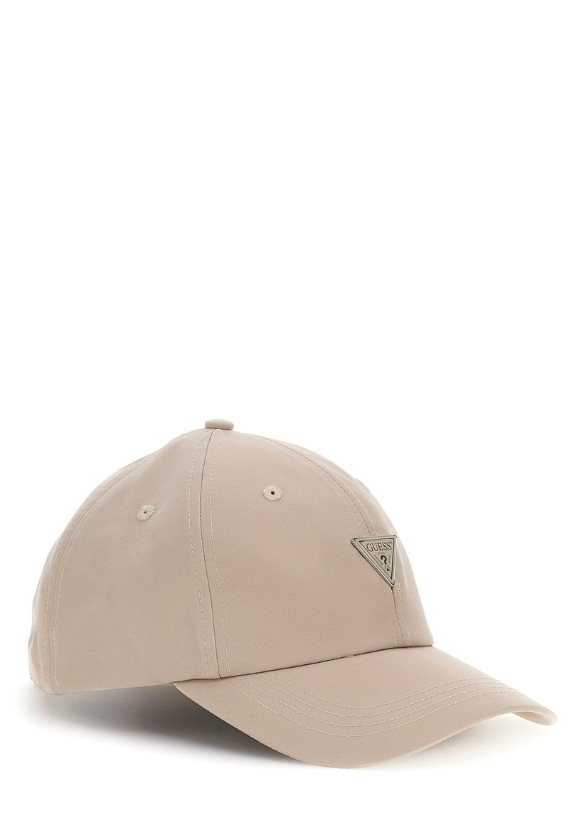 Gorra de béisbol beige hecha de tela texturada, con un parche de logotipo de metal triangular en la parte frontal y acentos cosidos en el visera.