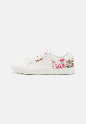 Hvid lav sneakers med pink og grøn blomsterdesign på hælen og "Anna Field" logo på siden i rosagulds accenter.